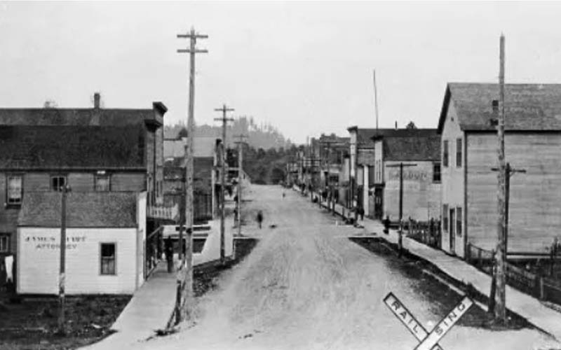 Auburn Main Street May 22 1901 with rail crossing sign
